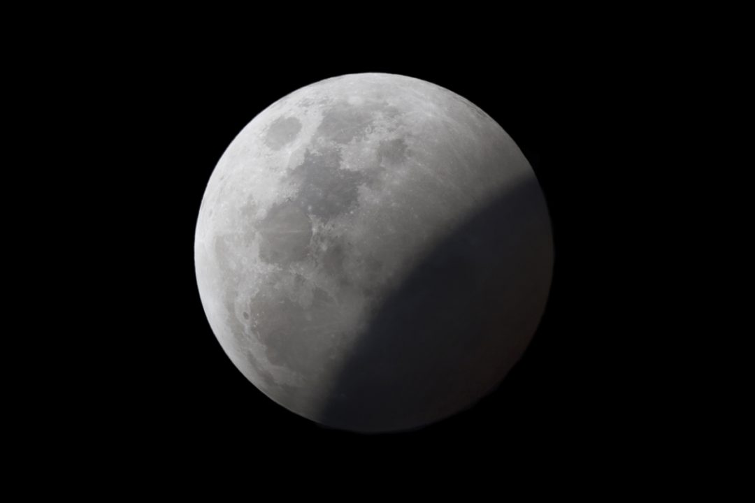 Novembre: eclissi lunare parziale