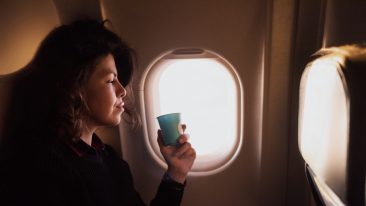 Acqua, tè, caffè: ecco cosa non bisognerebbe mai bere a bordo di un aereo