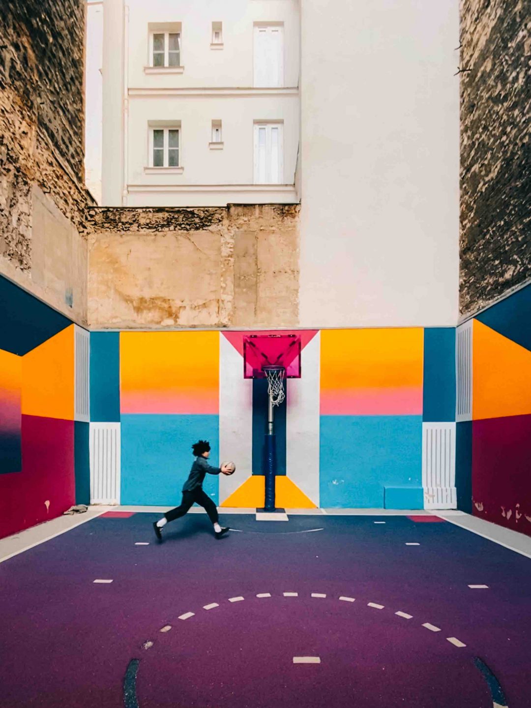 Campo da basket a Pigalle, Parigi - Aggiungere saturazione