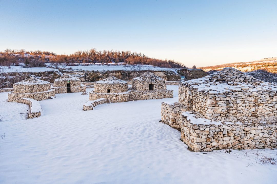 Vacanza in Abruzzo: neve, natura e antichi borghi (sognando di avvistare i lupi)