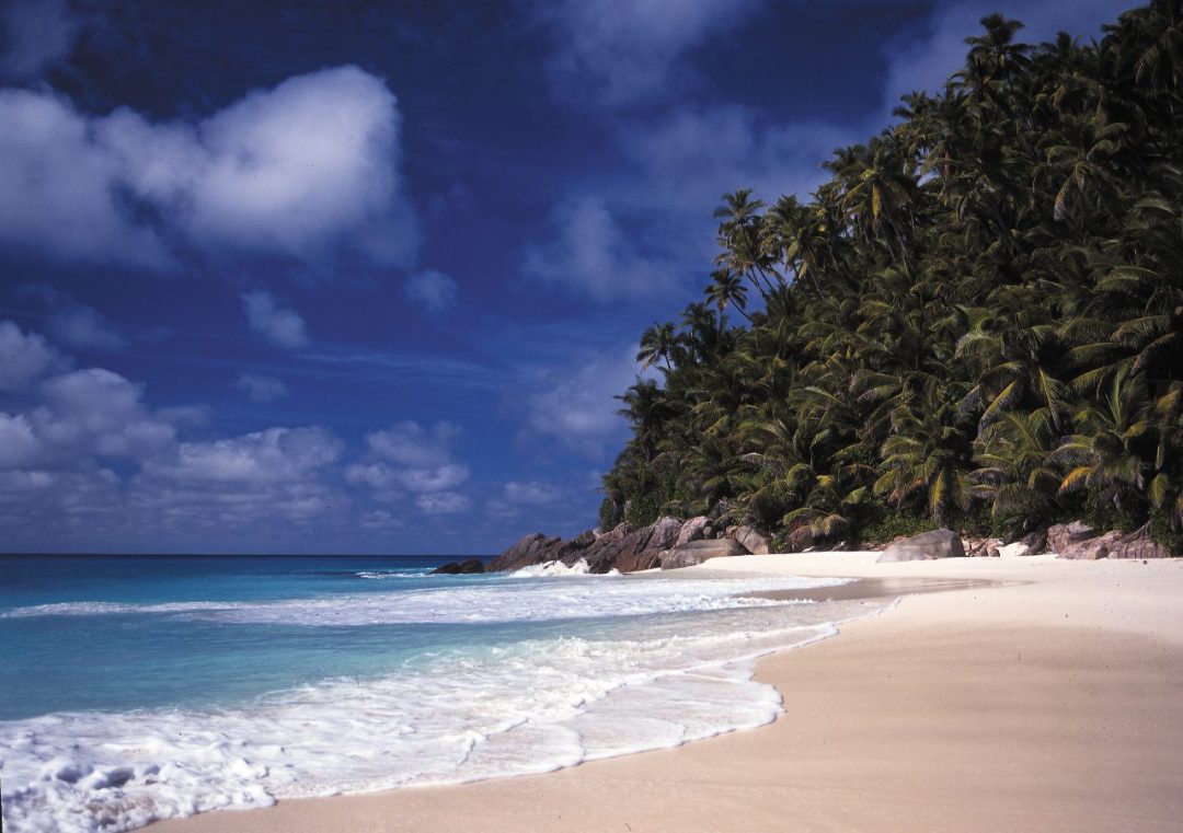 Seychelles: in barca tra le isole più belle. Spiagge, mante e foreste protette