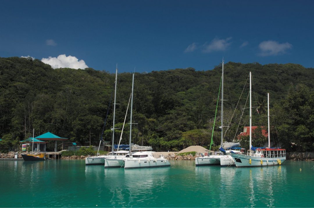 Seychelles: in barca tra le isole più belle. Spiagge, mante e foreste protette