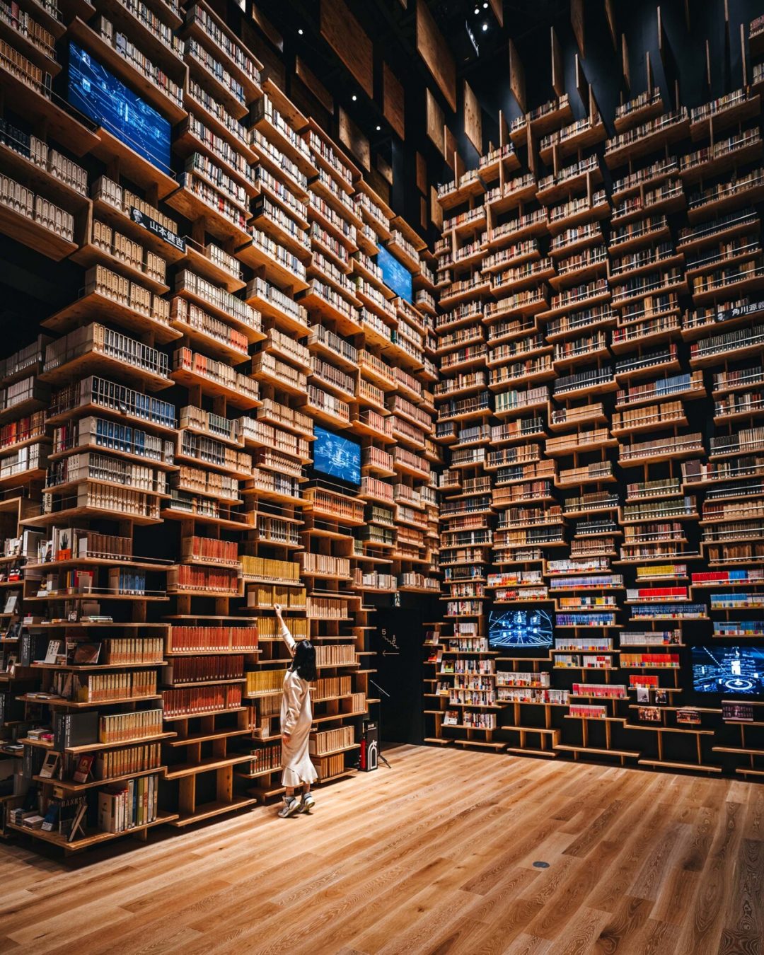 Lo straordinario centro culturale di Tokyo disegnato da Kengo Kuma: dentro un cubo di granito si nasconde una magica biblioteca