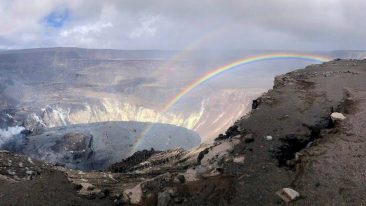 Un arcobaleno nel vulcano in eruzione: la straordinaria foto dalle Hawaii