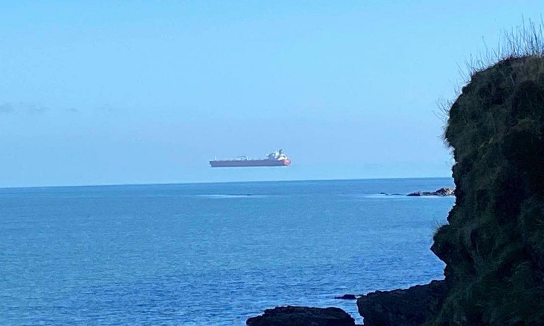 La foto incredibile (e virale) della nave che "vola" davanti alla costa inglese