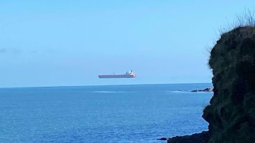La foto incredibile (e virale) della nave che "vola" davanti alla costa inglese