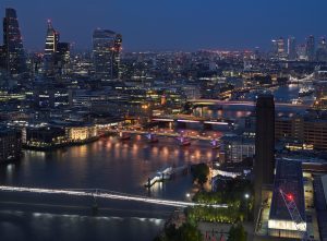 Londra: i ponti sul Tamigi illuminati dall'opera d’arte pubblica più lunga del mondo