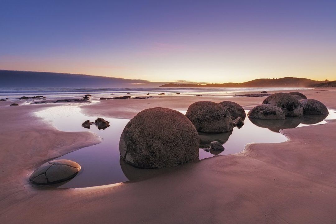 Koekohe Beach, Nuova Zelanda, spiaggia con massi a sfera strana