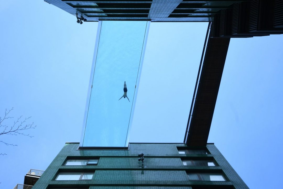A Londra apre la prima piscina sospesa al mondo: nuotare a 35 metri d’altezza sarà come volare