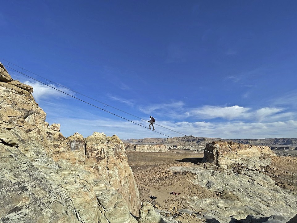 Avreste il coraggio di salire? La “scala verso il cielo”, la nuova attrazione nel deserto dello Utah