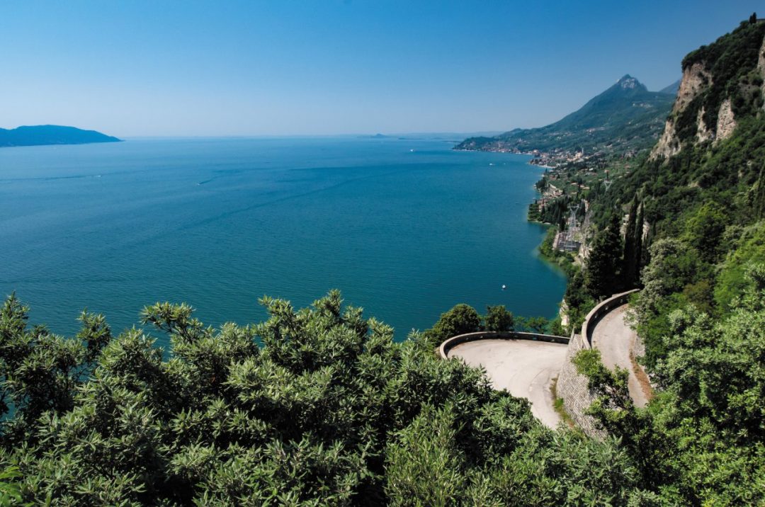 On the road sulla riva occidentale del Garda, tra borghi sul lago, vigneti e oliveti