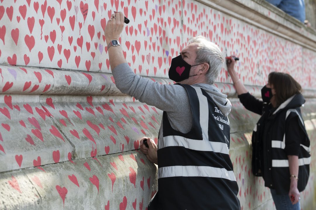 150mila cuori rossi: nel centro di Londra il murale per le vittime del Covid