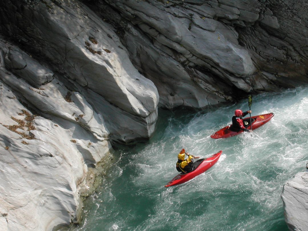 sport fluviali in Italia: rafting, hydrospeed, Sup, canyoning, kayak: divertirsi tra fiumi, gole e cascate. Ecco i luoghi migliori in Italia