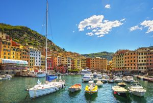 i 15 borghi colorati più belli d'Italia: viaggio nei paesi a tinte pastello da Nord a Sud della Penisola