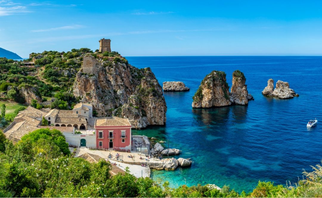 Tra i posti da visitare in sicilia quest'estate Scopello con le sue spiagge e la tonnara