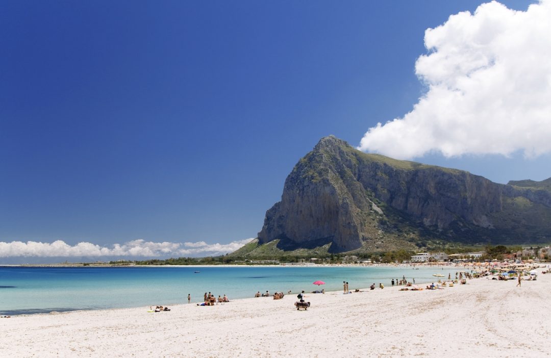 spiaggia di San Vito lo Capo con il Monte Monaco sullo sfondo
