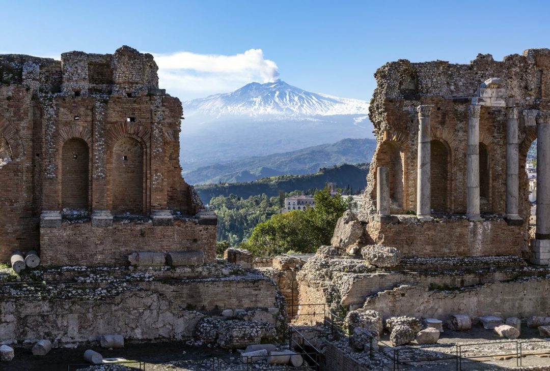 Taormina: il teatro greco e l'etna sullo sfondo
