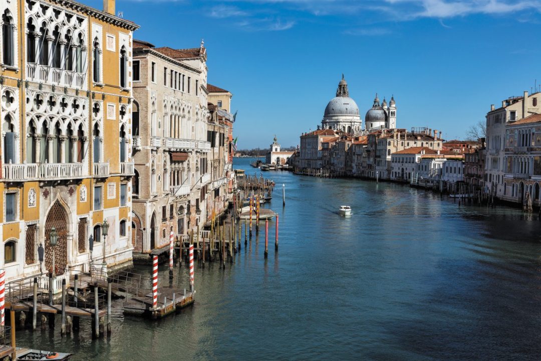Un viaggio tra i canali e le librerie di venezia