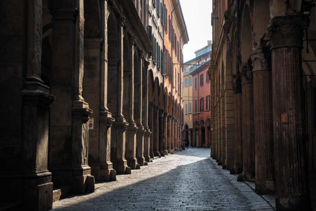 Bologna sotto i portici: a spasso per la città tra botteghe artigiane e indirizzi golosi
