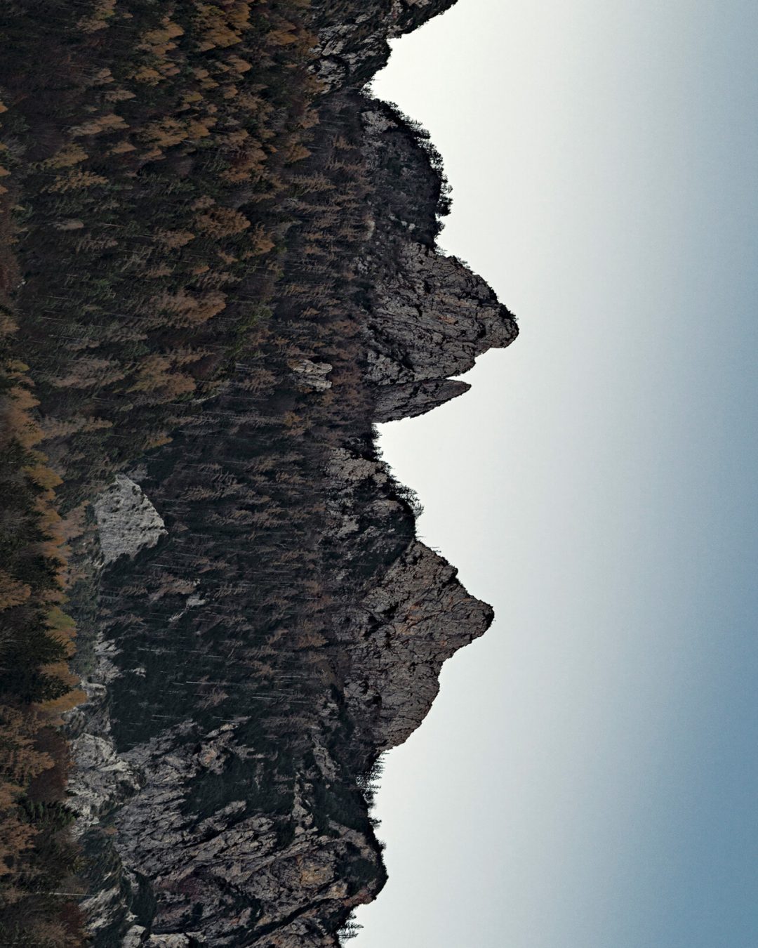 Queste montagne sembrano volti umani (basta ruotare le immagini di 90 gradi)