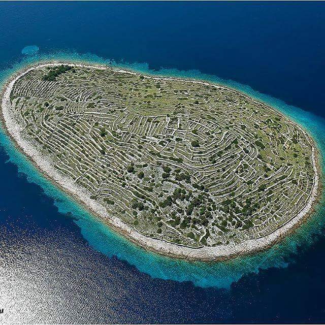 Baljenac: l’isola della Croazia che (dall’alto) sembra un’impronta digitale