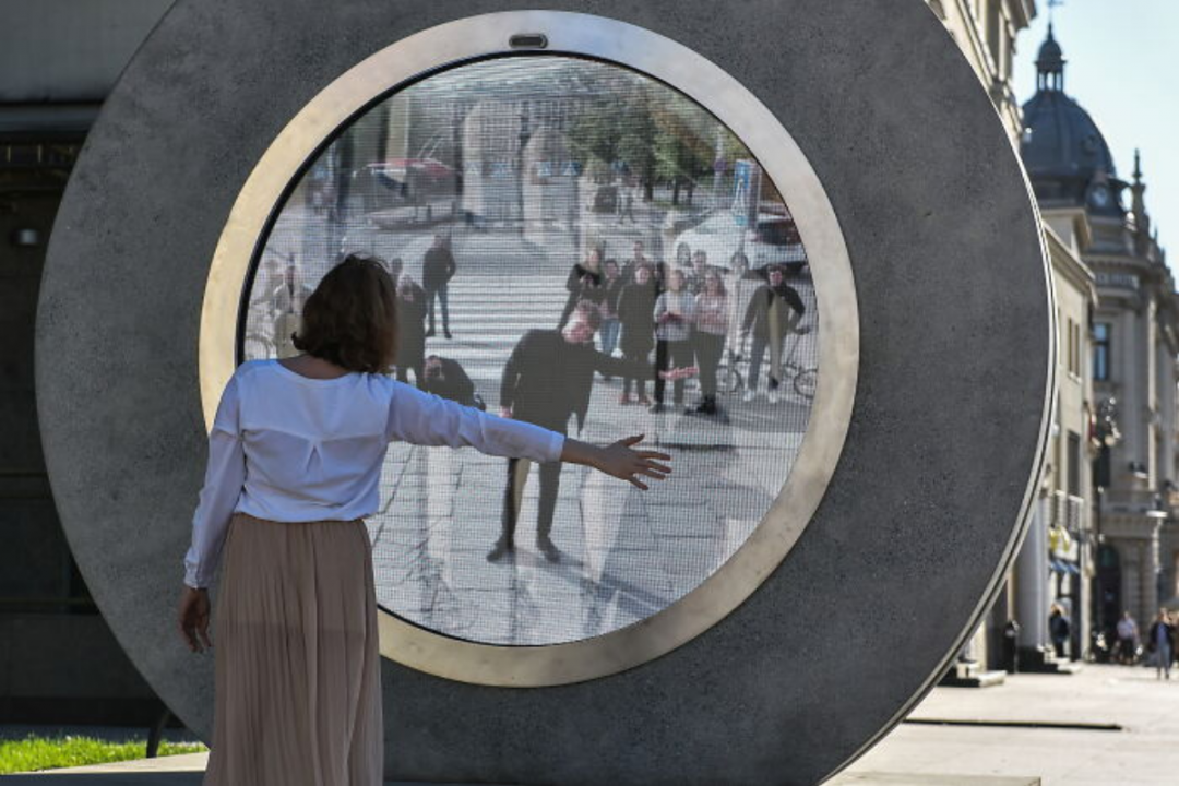 Vilnius e Lublino collegate da un portale in stile Stargate: “Un ponte per unire il pianeta”