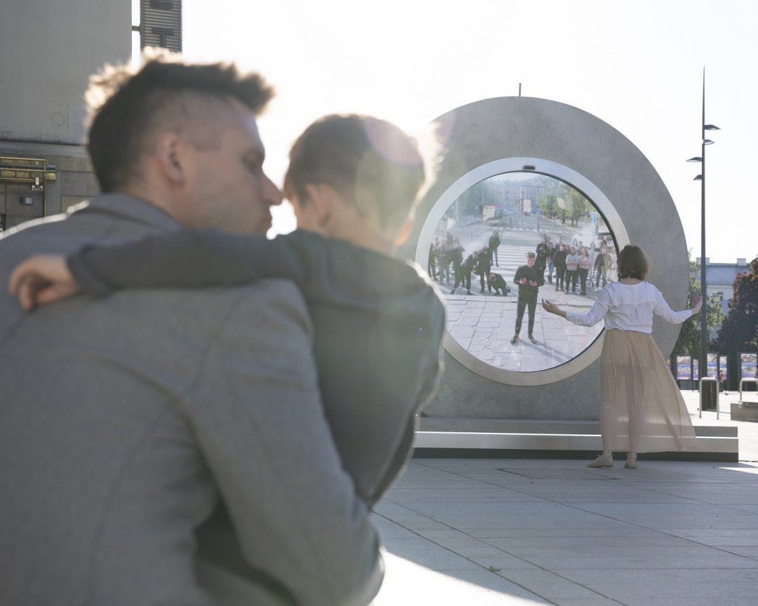 Vilnius e Lublino collegate da un portale in stile Stargate: “Un ponte per unire il pianeta”