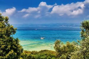 Le migliori spiagge del lago di Garda: da Sirmione a Malcesine, dove andare per un tuffo d'estate