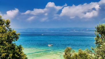Spiagge Lago di Garda: tra le spiagge di Sirmione, la più bella è Giamaica, vicino alle Grotte di Catullo