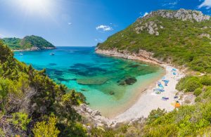 Le spiagge più belle di Corfù: tramonti, rocce e mare cristallino. Ecco l'isola greca vicina all'Italia