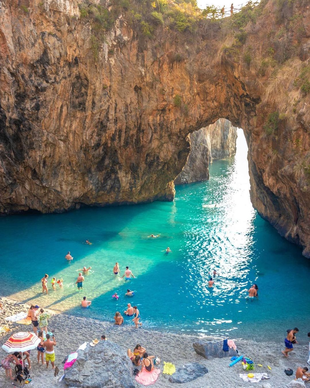 La playa de Arcomagno, el mar de Calabria también hechiza a Australia