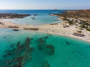 Le spiagge più belle di Creta: sabbia rosa, palme, spazio. Ecco i Caraibi d'Europa