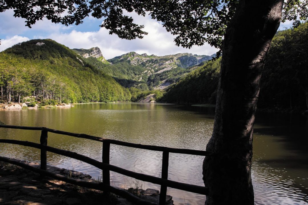 Sull’Appennino Parmense: relax tra laghi, sentieri di trekking e buona tavola