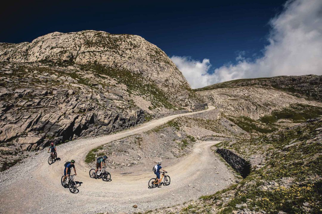 Alta Via del Sale, in ebike sulle montagne piemontesi con vista sul Mar Ligure