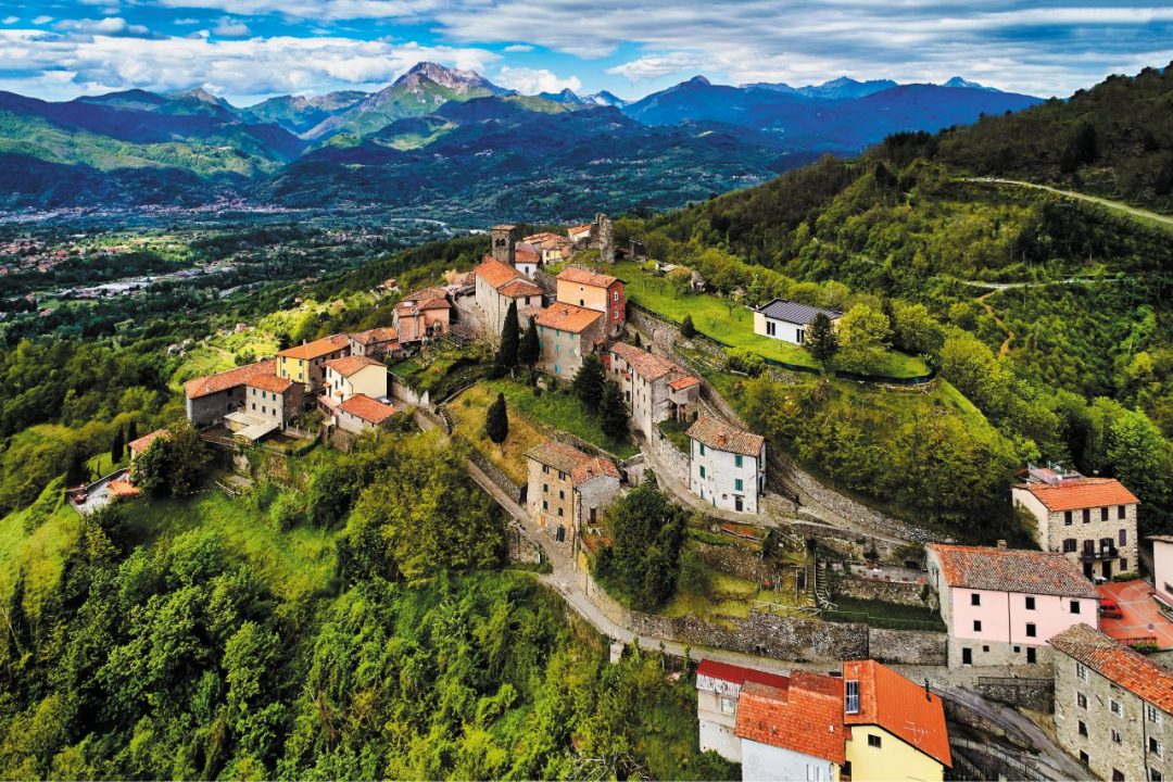Via Vandelli trekking: sommocolonia, tipico, antico borgo d'Appennino presso Castelnuovo di Garfagnana (Lu)