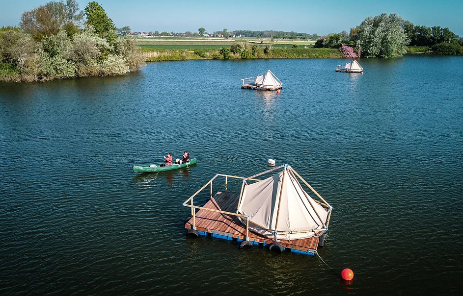 In Belgio c’è un “campeggio” in mezzo al lago, per un’esperienza unica