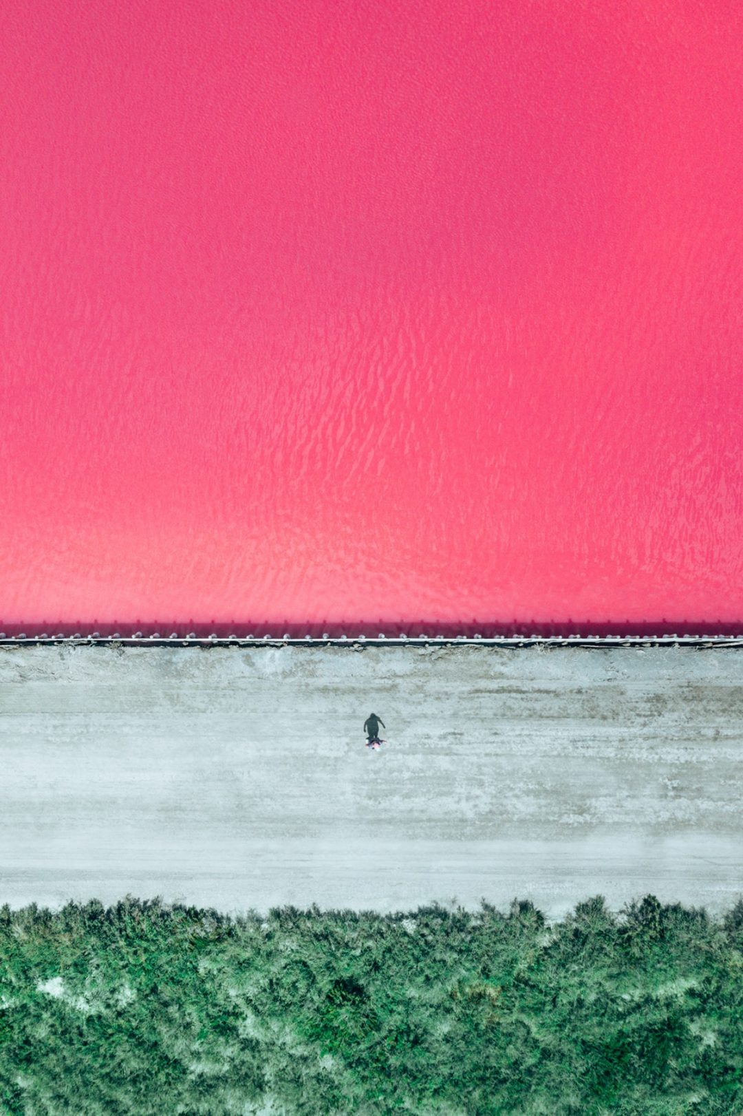 Aigues-Mortes, Francia: la salina rosa più bella del Mediterraneo negli scatti dall’alto di un fotografo italiano
