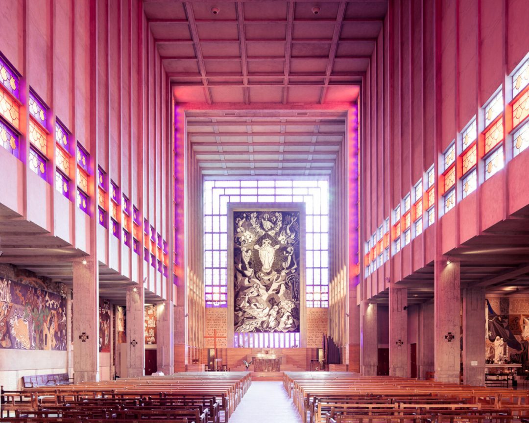 I maestosi interni delle chiese moderniste in Europa: gli scatti di Thibaud Poirier