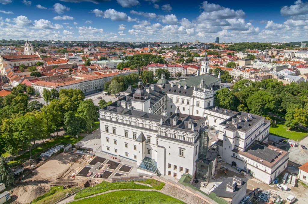 Vilnius, con la sua bianca cattedrale nel cuore del centro storico protetto dall’UNESCO. (ph: iStock)