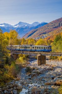 Treno del foliage: lo spettacolo dell'autunno lungo i binari tra la Val Vigezzo e il Canton Ticino