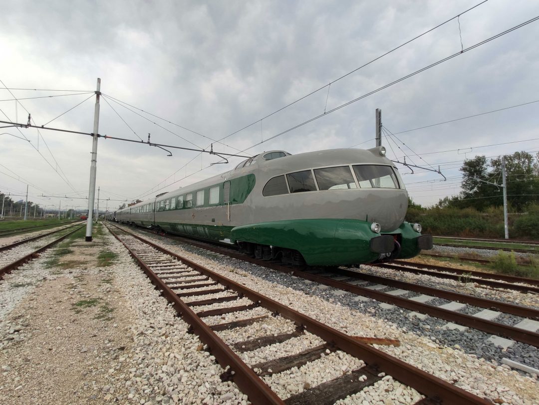 Treno Arlecchino, il mito degli anni 60 ritorna sui binari. E si può prenotare