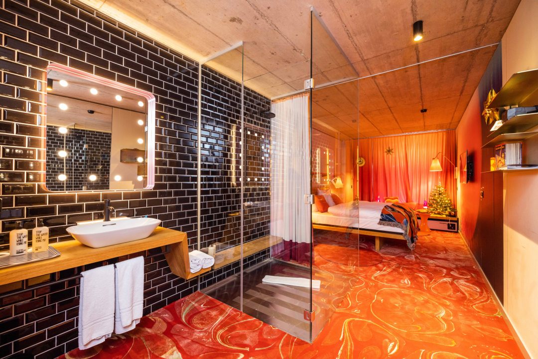 Hotel Noël: ecco le immagini delle stanze arredate dagli artisti a Zurigo