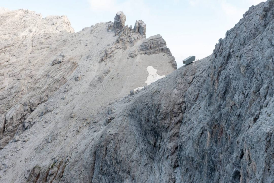 Vorreste dormire qui? Le straordinarie immagini del bivacco a 2.670 metri sulle Dolomiti Bellunesi