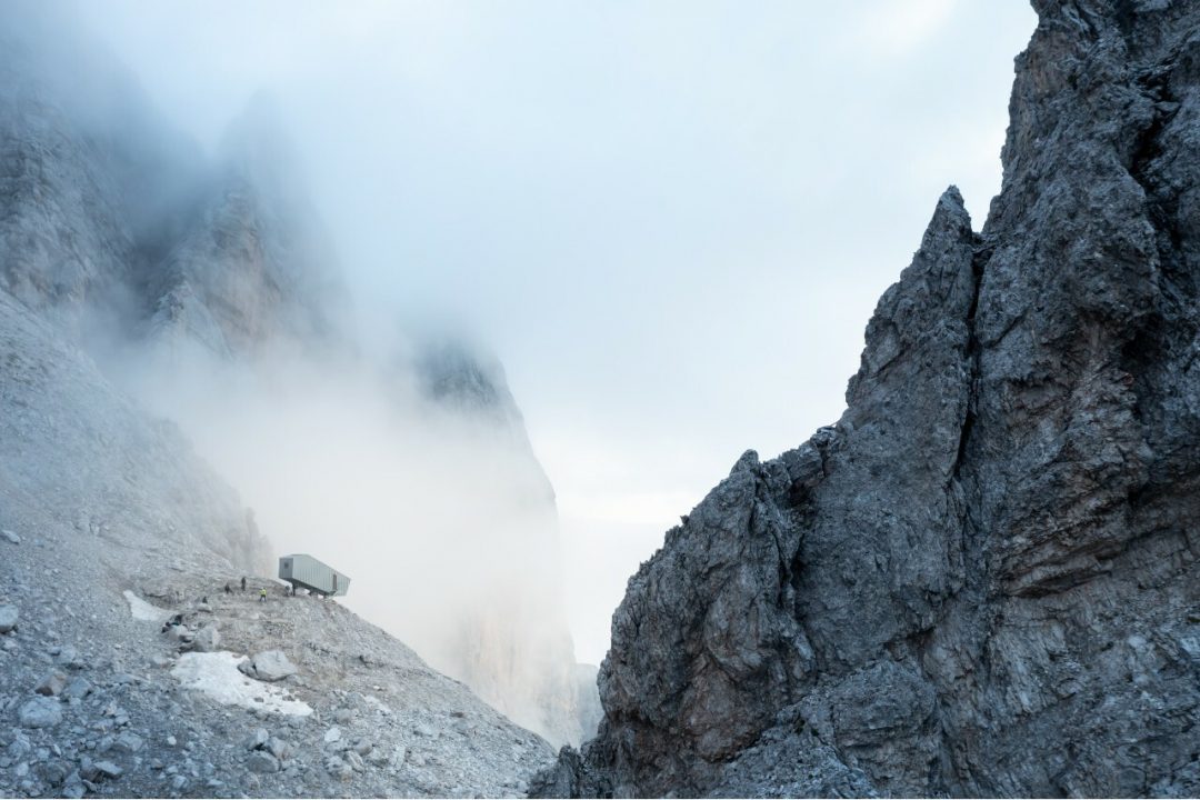 Vorreste dormire qui? Le straordinarie immagini del bivacco a 2.670 metri sulle Dolomiti Bellunesi