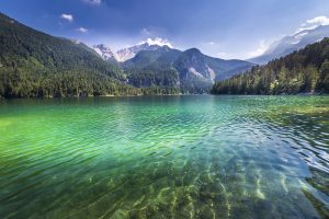 Lago di Tovel, il gioiello rosso del Trentino: i sentieri circostanti e come arrivare
