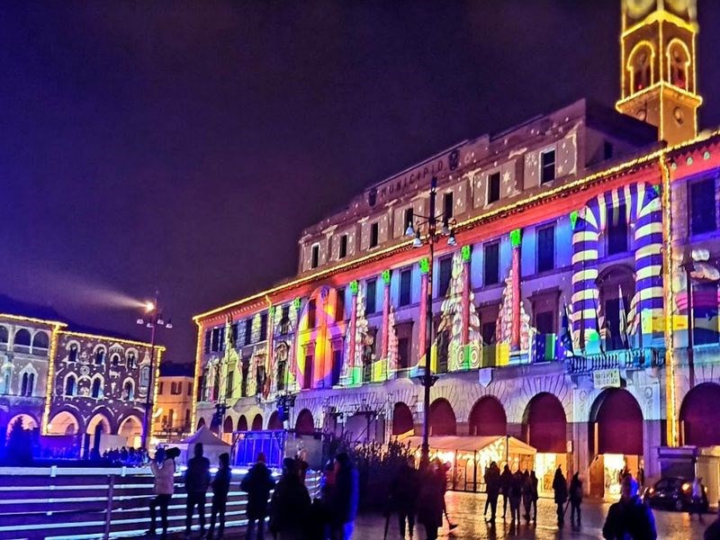 Luminarie, musica, video mapping: è “Forlì che brilla” durante le feste di Natale