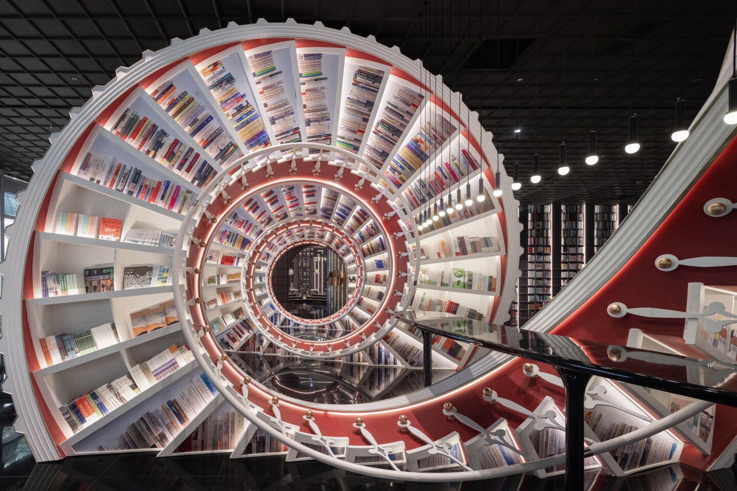 Shenzhen: una delle librerie più belle del mondo è una spirale di libri