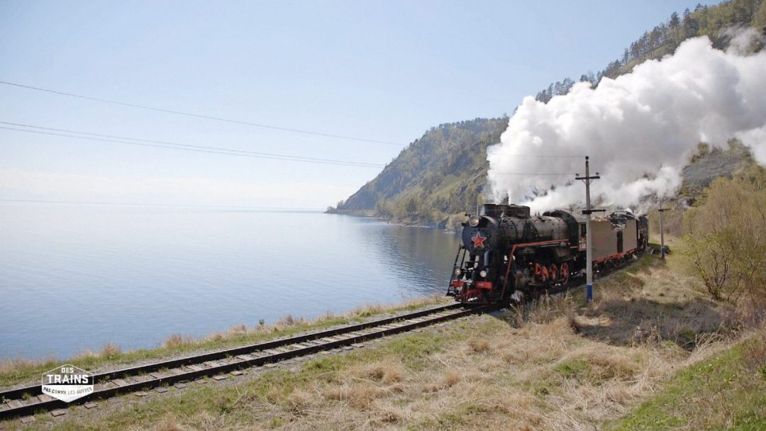 Il treno a vapore sul lago Baikal, Russia