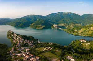 Lago del Turano: piccoli borghi fra i più belli del Lazio, spiagge, cascate. Ecco cosa vedere