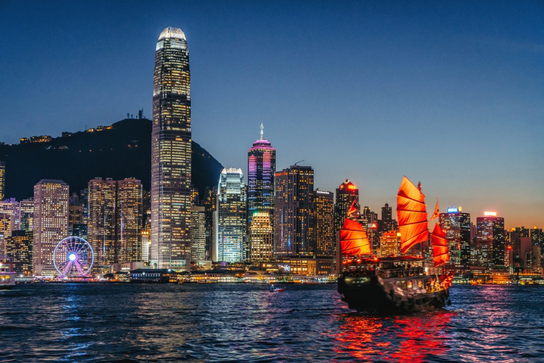 città di notte: i grattacieli illuminati di Hong Kong